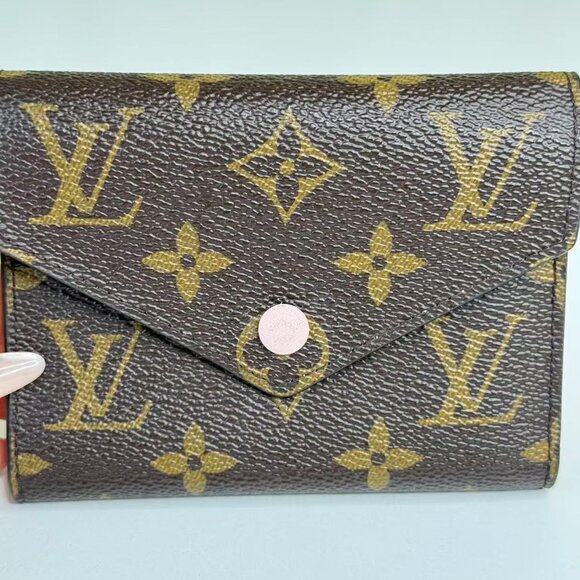 Louis Vuitton Monogram Canvas Wallet with Classic Design - Picture 6 of 8